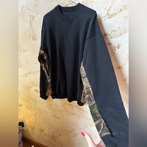 🆕NWT Cabela's Black Sweatshirt with Camouflage Accents Deer 🦌 Accent